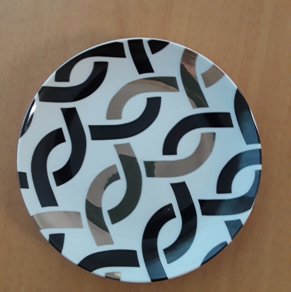 MACY'S DECORATIVE PLATES - Picture 4 of 5